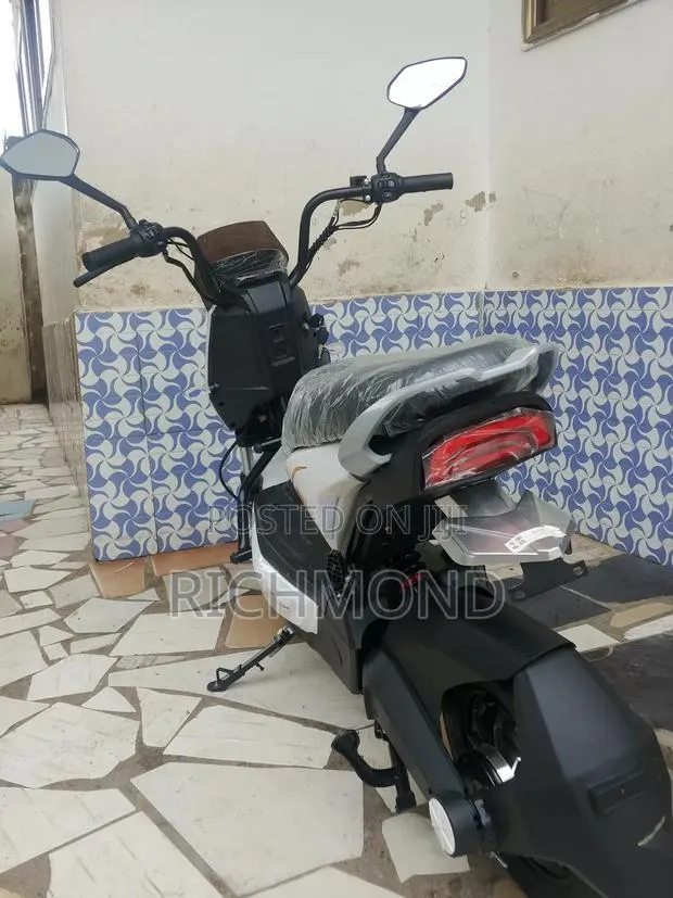Motorcycle 2026 White · Photo 6
