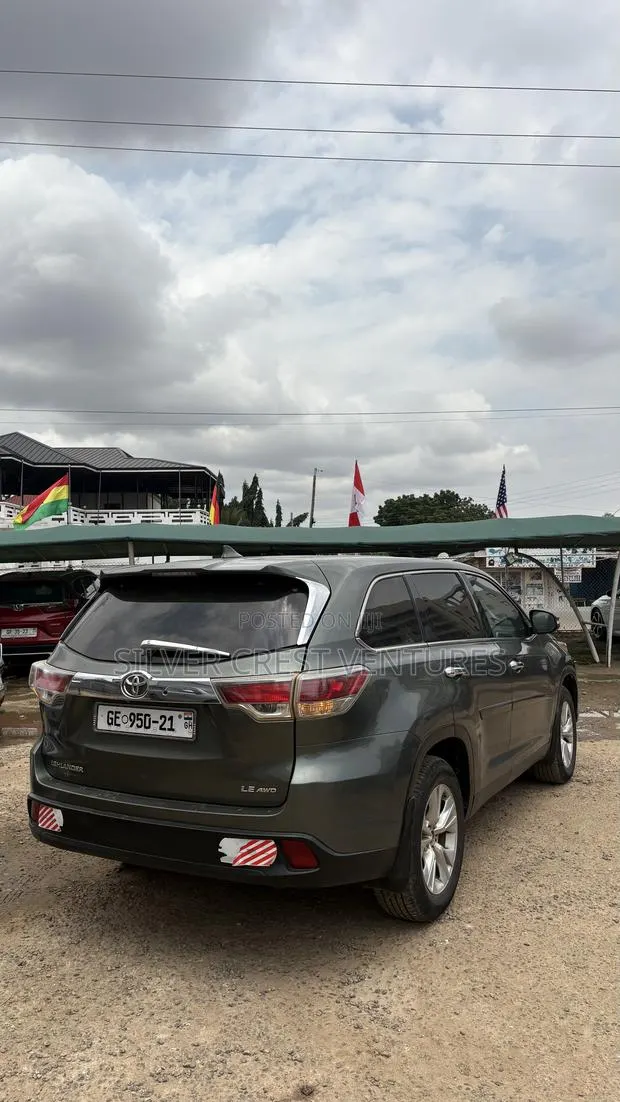 Toyota Highlander LE 4dr SUV AWD (3.5L 6cyl 6A) 2015 Green · Photo 1