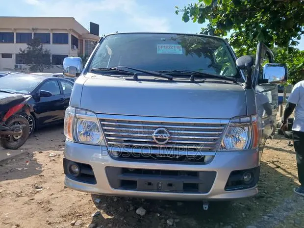 Nissan Caravan (Urvan) 2005 Silver · Photo 1