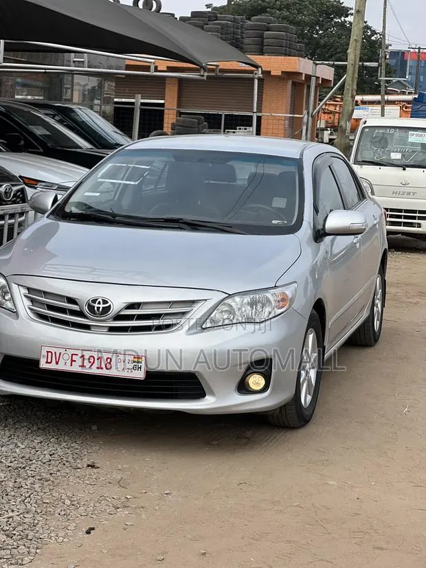 Toyota Corolla Altis 2012 Silver · Photo 1