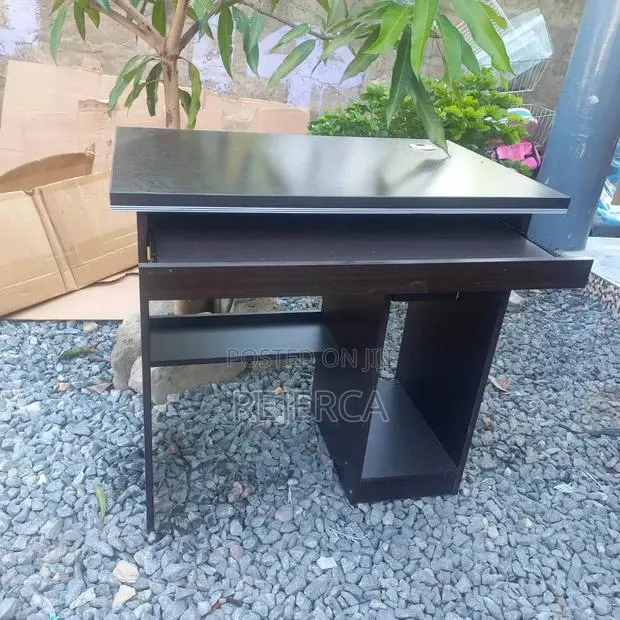 Durable Office Desk · Photo 1