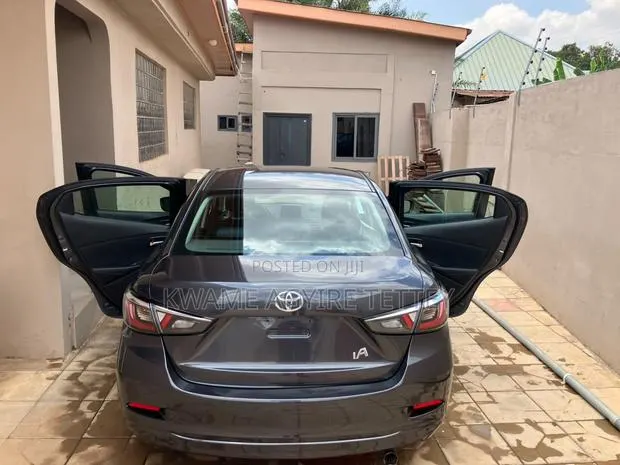 Toyota Yaris iA 1.5 FWD 2017 Gray · Photo 1