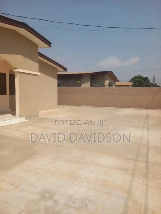 4bdrm Mansion in 3 Bedroom With, Tema Metropolitan for rent · Photo 1