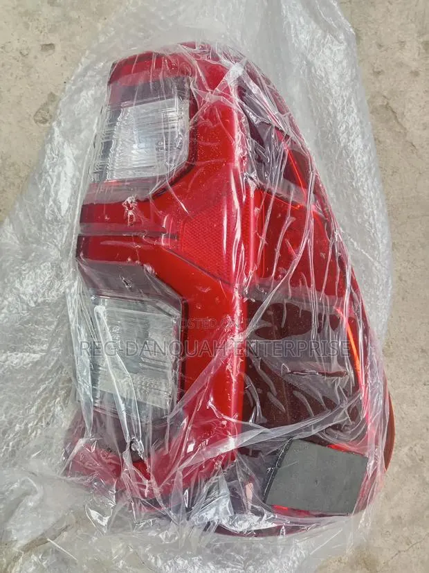 Toyota Hilux 2019,2020,2021,2022,2023,2024,2025 Taillight Pair · Photo 1