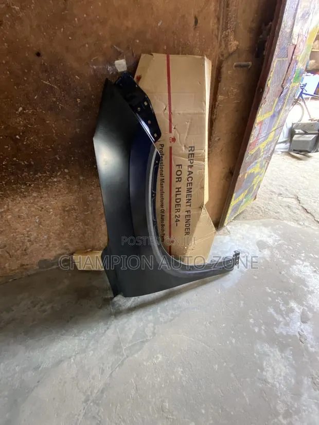 Highlander Grand 2024-2025-2026 Fender Pair · Photo 2