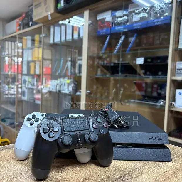 Sony Playstation 4 Standard (500gb + 7 Games) · Photo 1