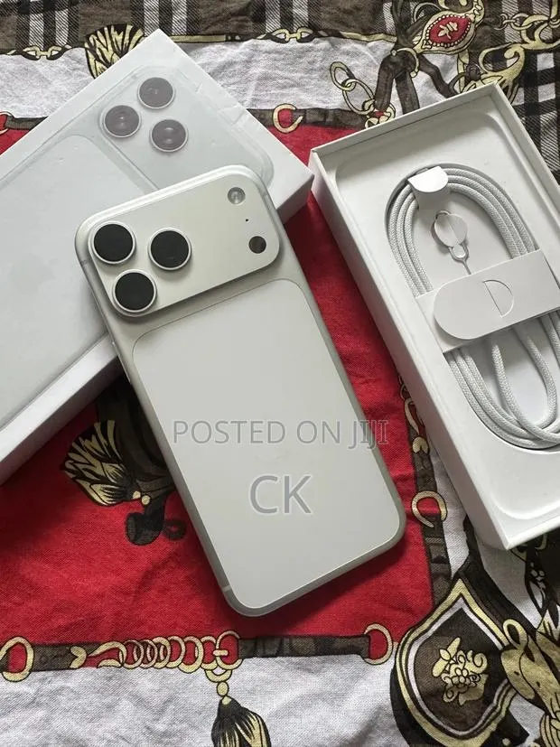 Apple iPhone 17 Pro Max 512 GB Silver · Photo 1