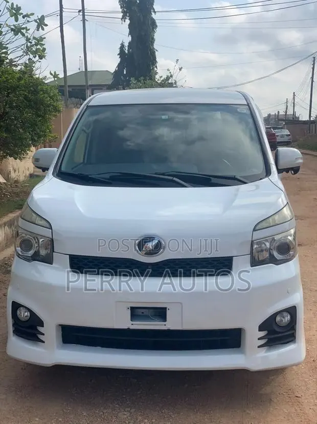 Toyota Voxy 2013 White · Photo 1