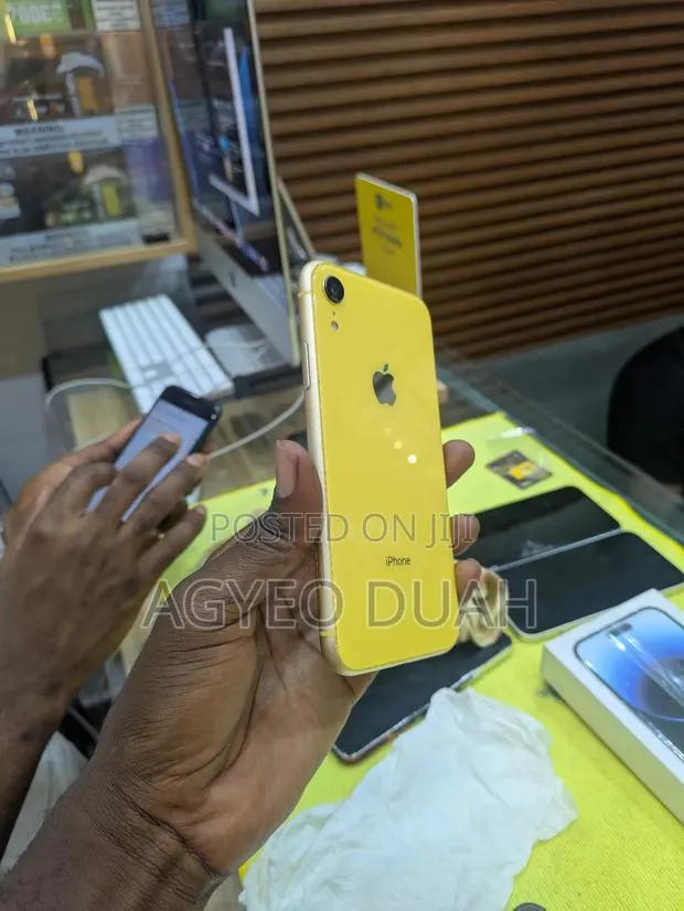 Apple iPhone XR 128 GB Yellow · Photo 1