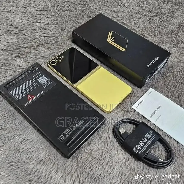 New Samsung Galaxy Z Flip6 256 GB Black · Photo 1