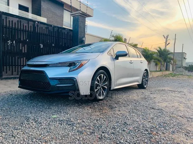 Toyota Corolla LE 2021 Silver · Photo 1