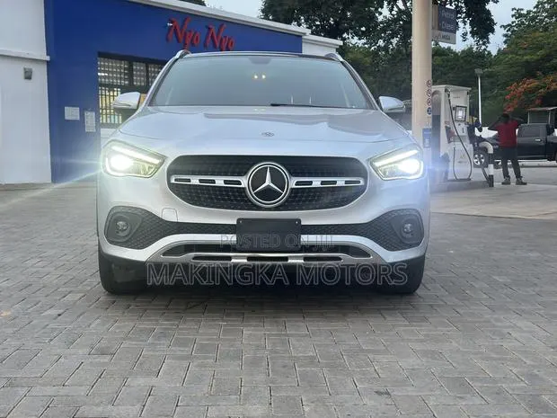 Mercedes-Benz GLA 250 2020 Silver · Photo 1