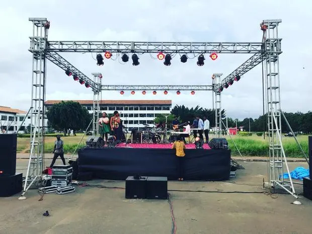 Rent Stage With Trusses+Sound System Set · Photo 1