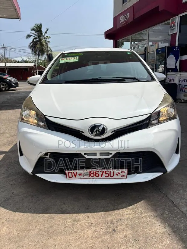 Toyota Vitz 1.3 AWD 5dr 2015 White · Photo 1