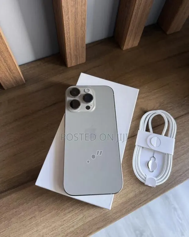 Apple iPhone 16 Pro Max 256 GB Silver · Photo 1