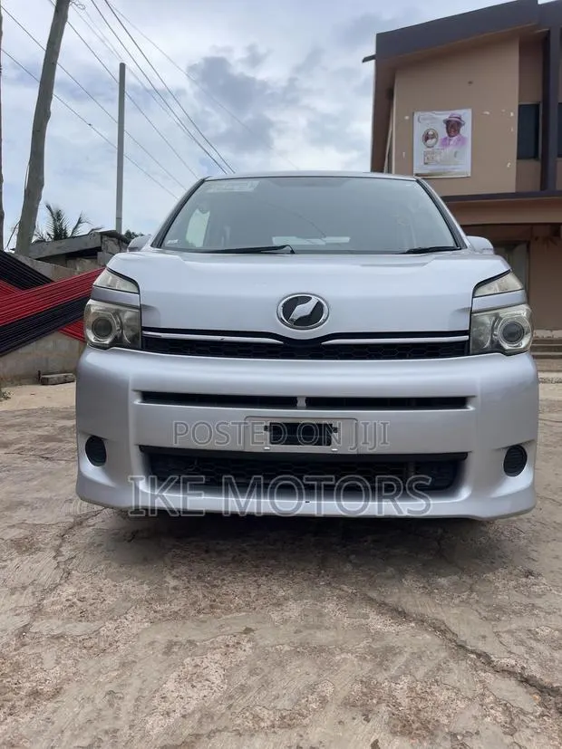 Toyota Voxy 2012 Silver · Photo 1