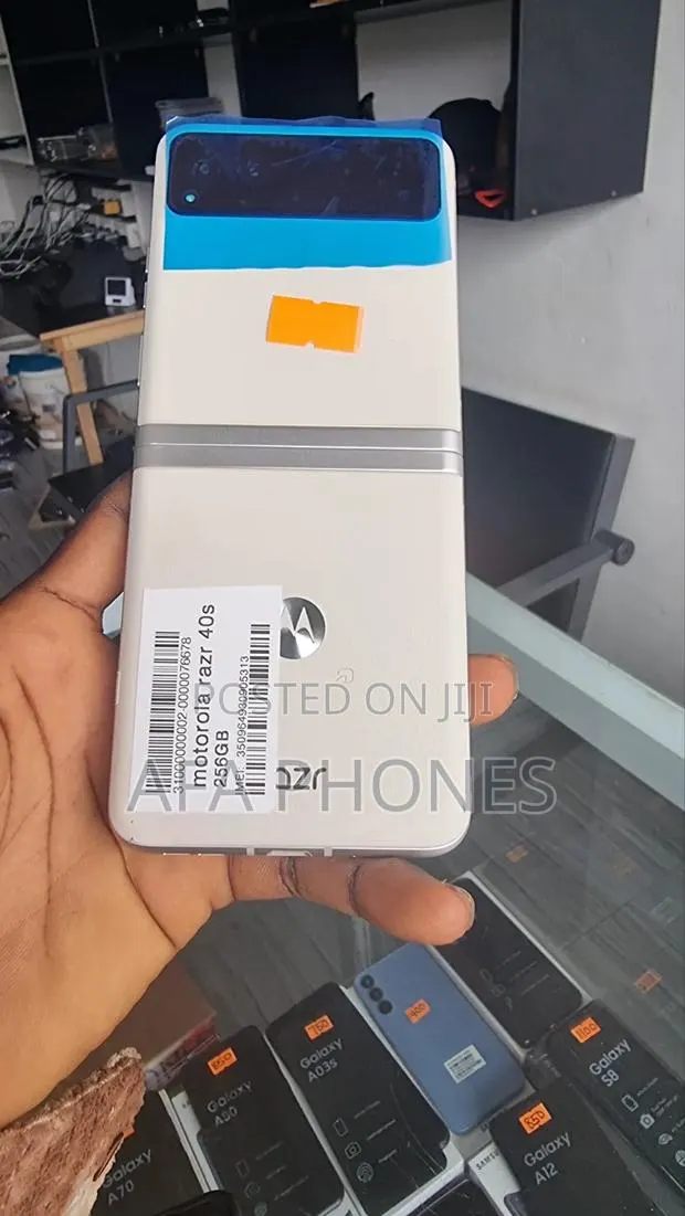 New Motorola Razr 40s 256 GB Gold · Photo 1