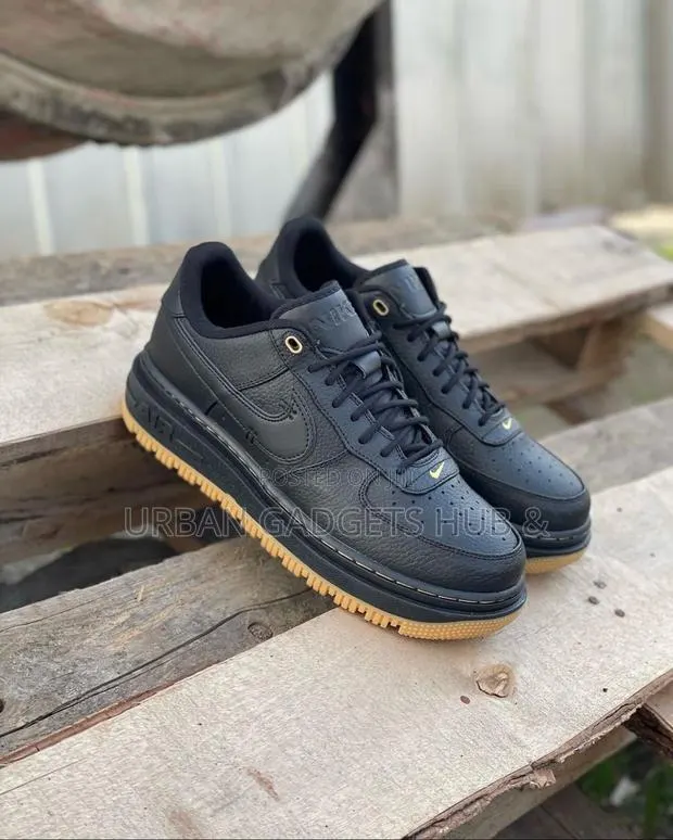 Nike Air Force 1 Luxe · Photo 1