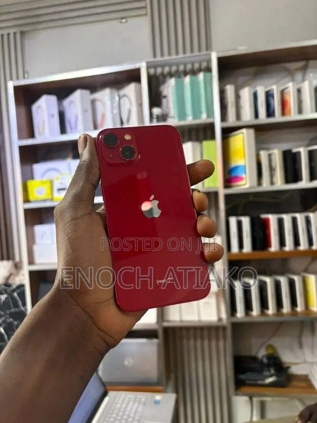 Apple iPhone 13 128 GB Red · Photo 1