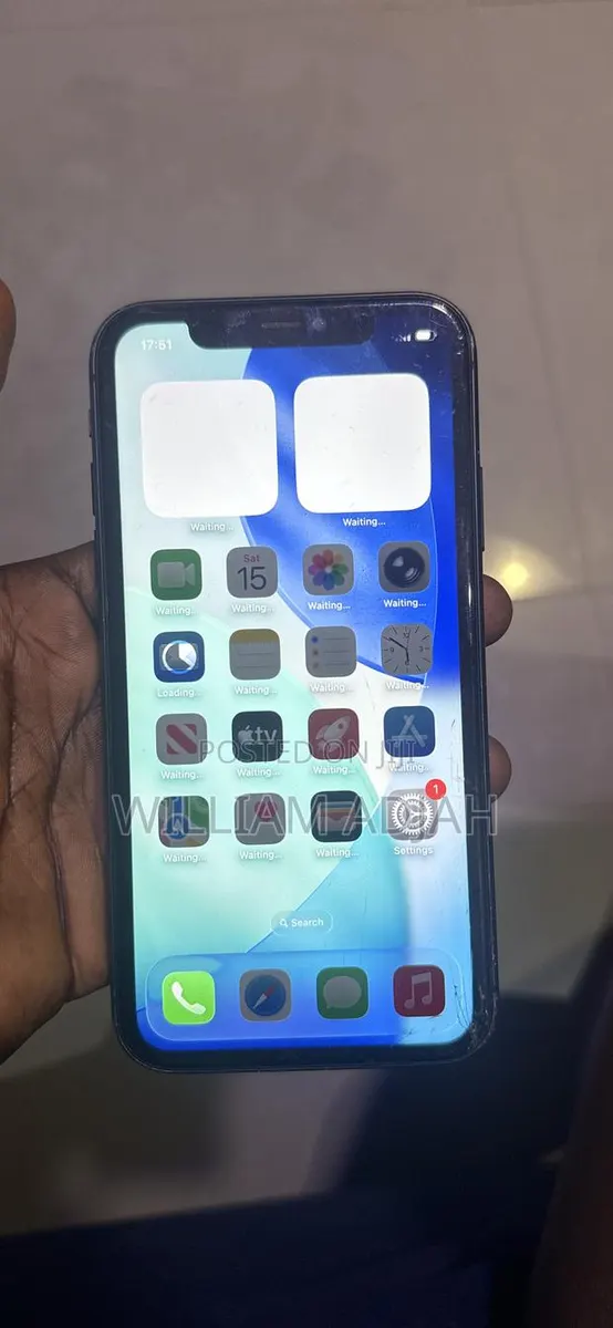 Apple iPhone 11 64 GB Black · Photo 1