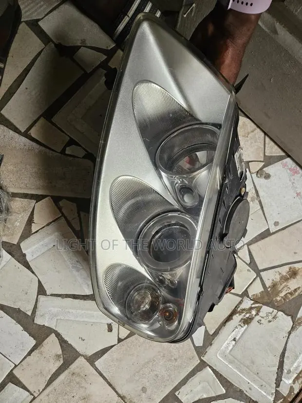 Touareg Headlight 2010 Driver Side · Photo 1