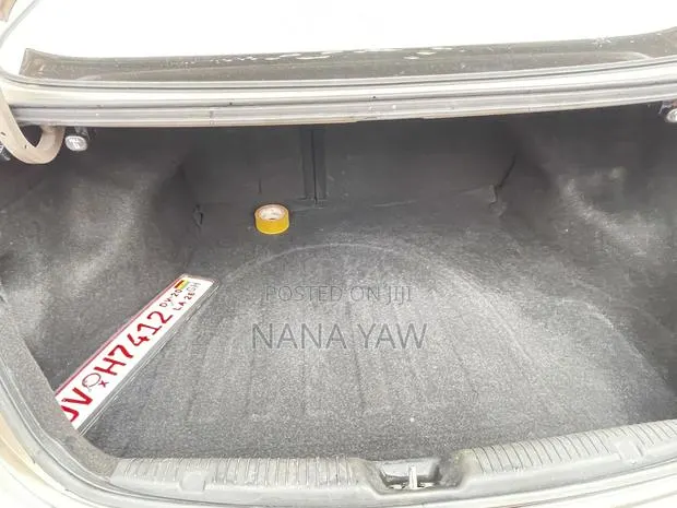 Hyundai Elantra Limited 4dr Sedan (1.8L 4cyl 6A) 2015 Gold · Photo 1