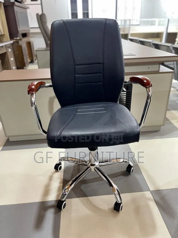Executive High-Back Swivel Office Chair · Photo 1