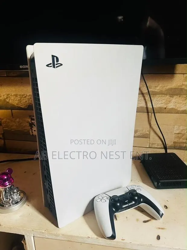 Neat Ps5 With 6 Installed Games Plus One Controller