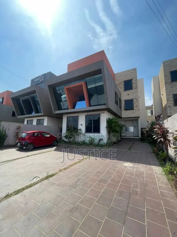 5bdrm House in East Legon Central, Boundary Road Area for rent · Photo 1