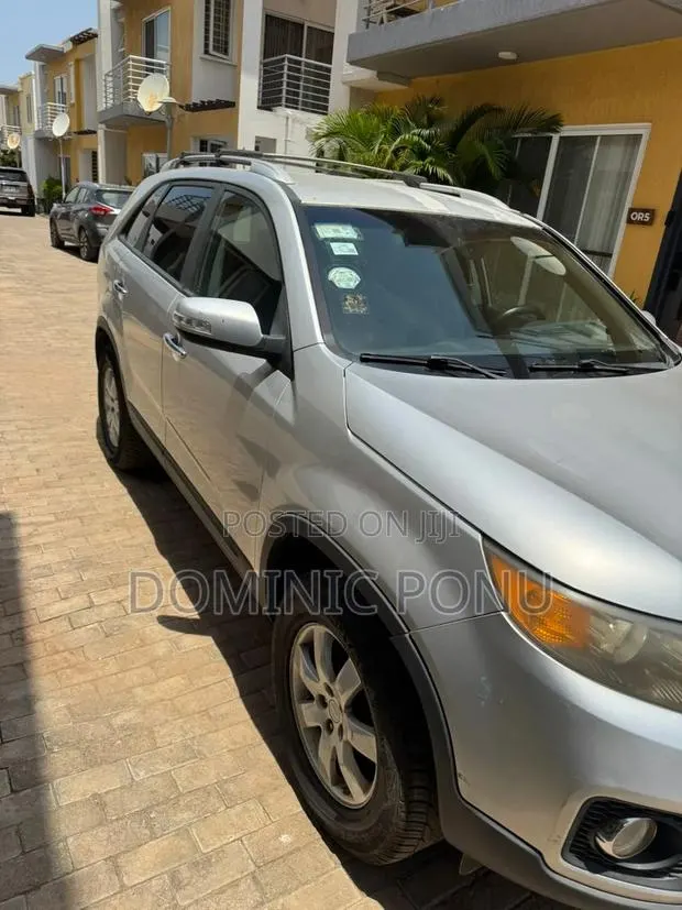 Kia Sorento 2011 Silver · Photo 1