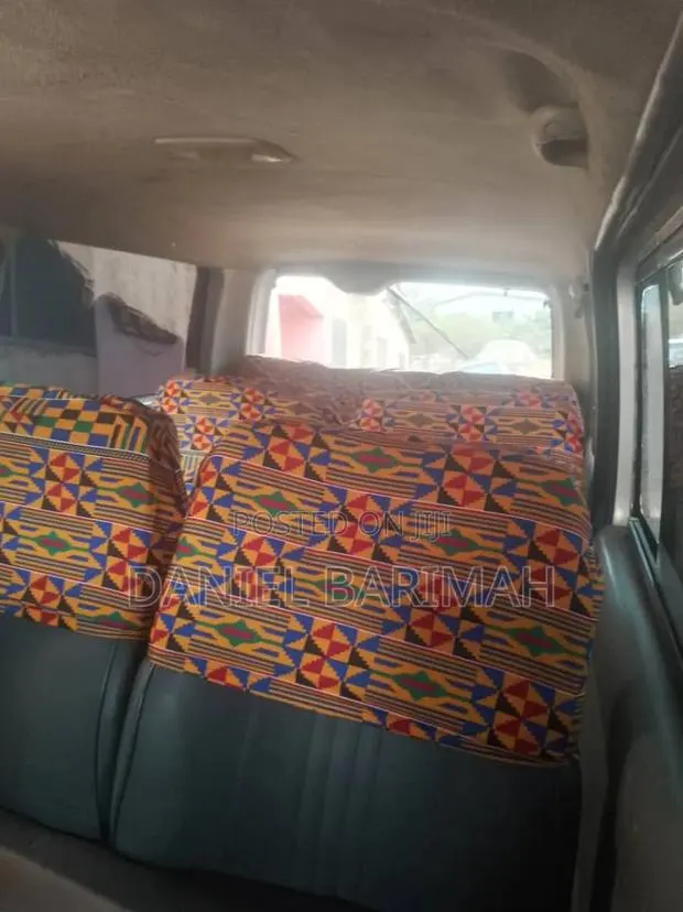 Toyota HiAce 2005 White · Photo 1