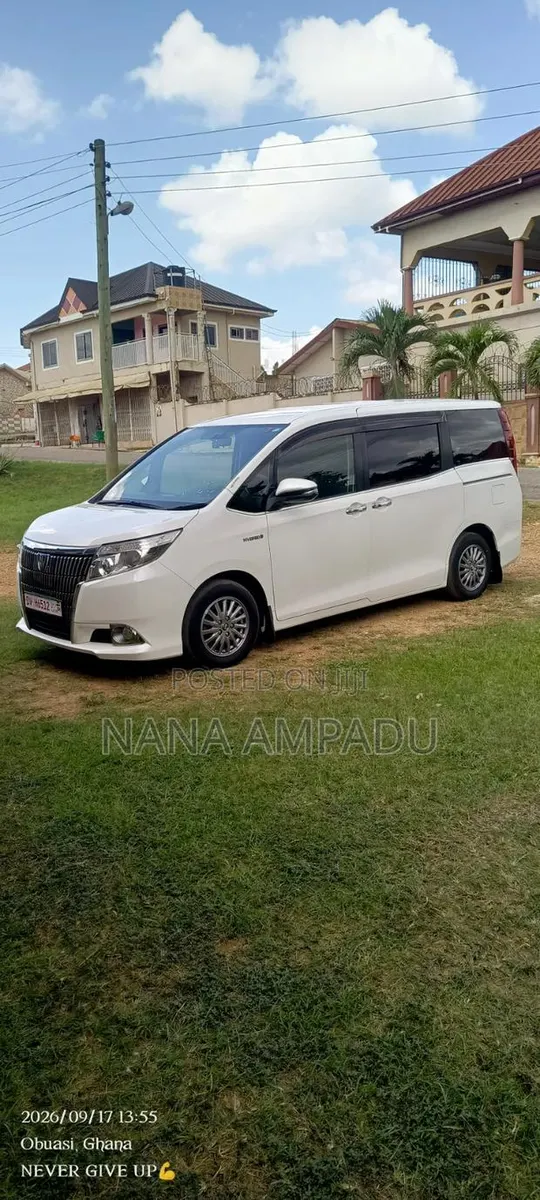 Toyota Esquire 2015 White · Photo 1
