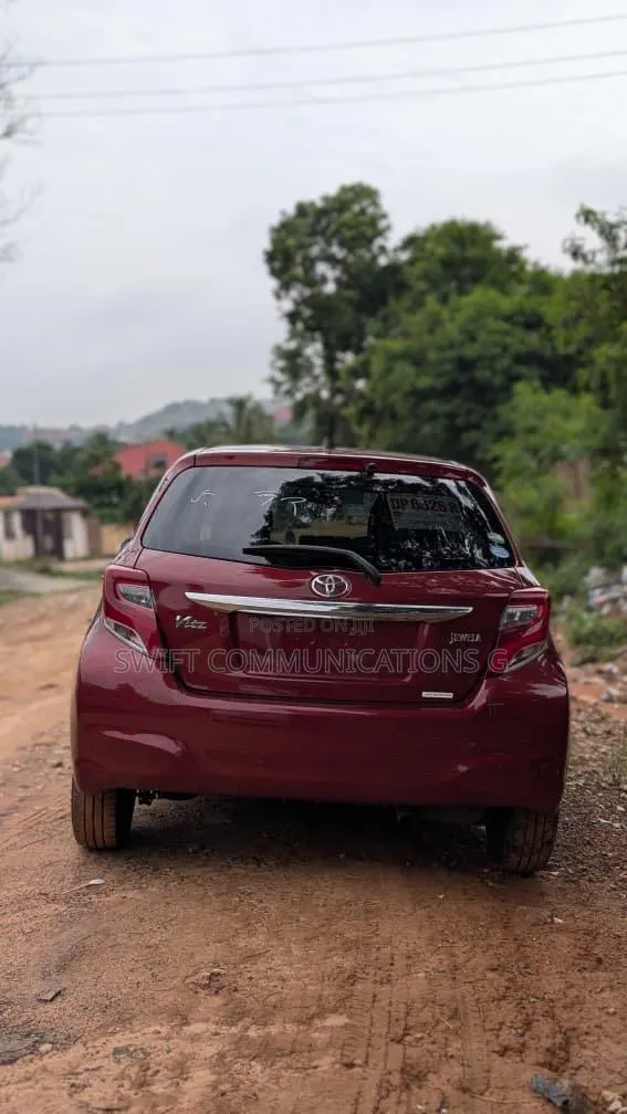Toyota Vitz 1.5 FWD 5dr 2015 Maroon · Photo 1