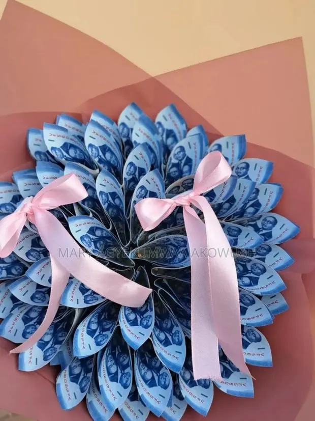 Money Bouquets With Forals · Photo 1