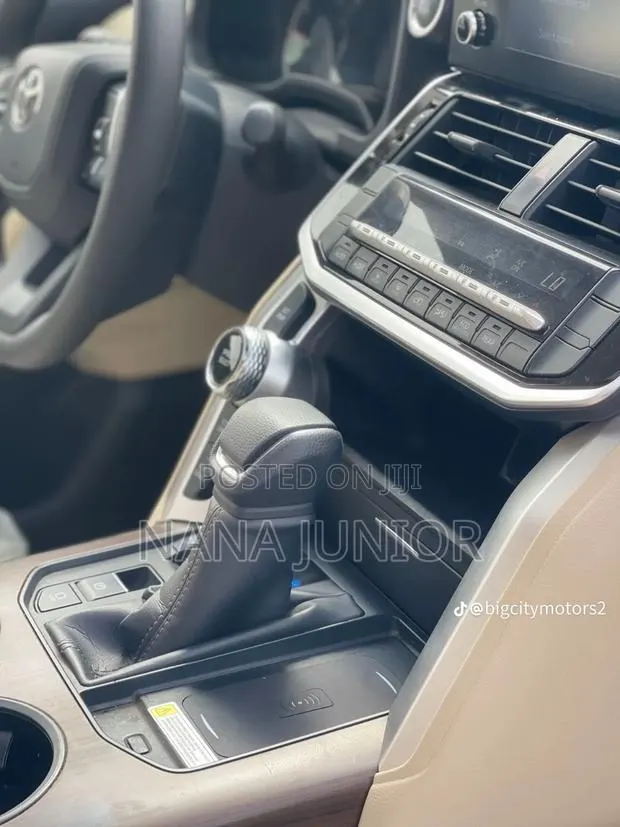 Toyota Land Cruiser 3.5 Petrol 4WD 2022 White · Photo 1