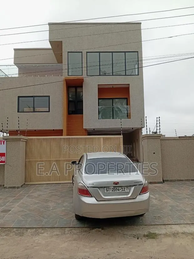 6bdrm House in E A Properties, Ghana Link Area for sale · Photo 1