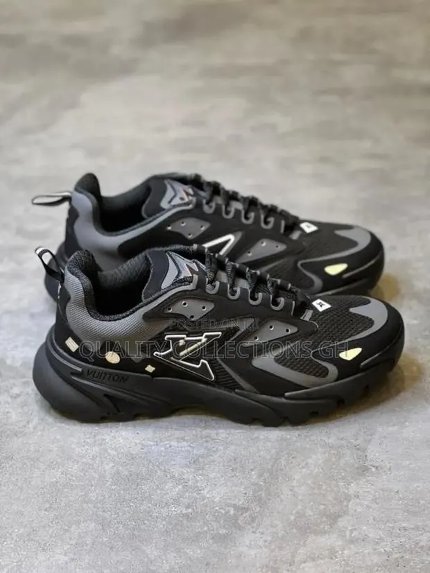 Louis Vuitton Black · Photo 1