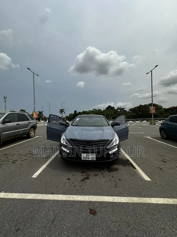 Hyundai Sonata Limited 2.0T Sedan (2.0L 4cyl 6A) 2013 Blue · Photo 1