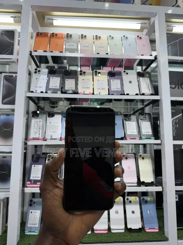 Apple iPhone 11 Pro Max 64 GB · Photo 1