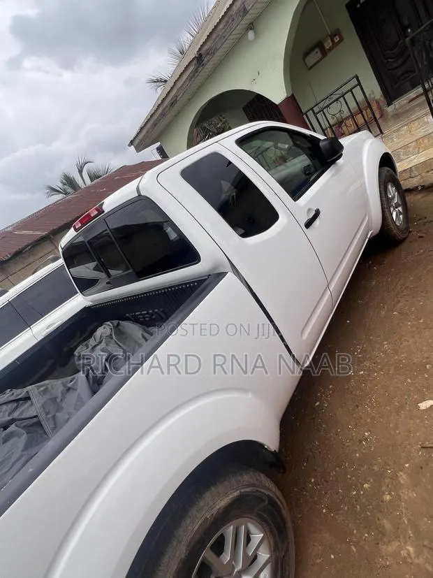 Nissan Frontier SV-I4 4x2 King Cab 6 ft. box 125.9 in. WB 2017 White · Photo 1