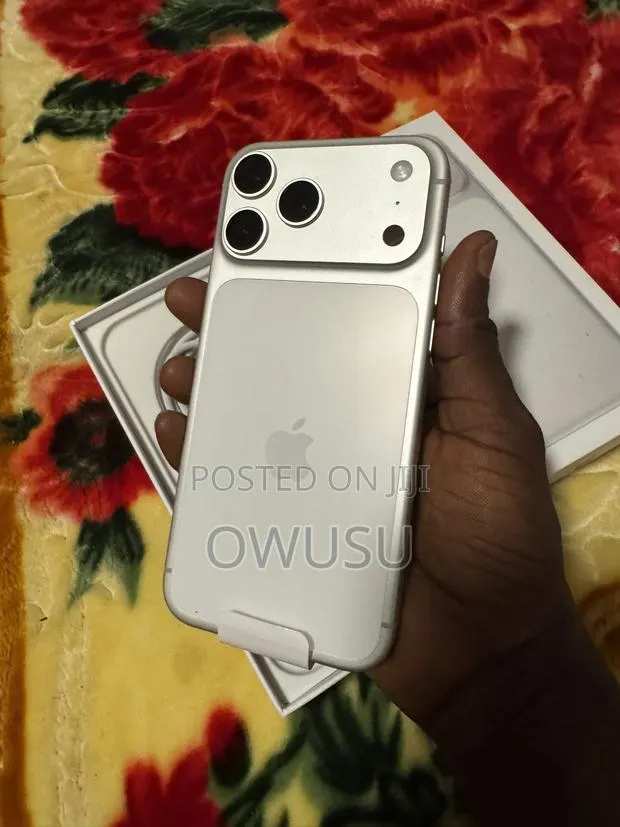 Apple iPhone 17 Pro Max 512 GB Silver · Photo 1