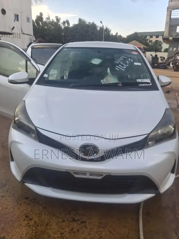 Toyota Vitz 2015 White · Photo 1