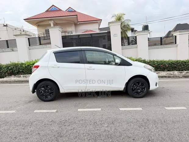 Toyota Vitz 1.3 AWD 5dr 2013 White · Photo 3