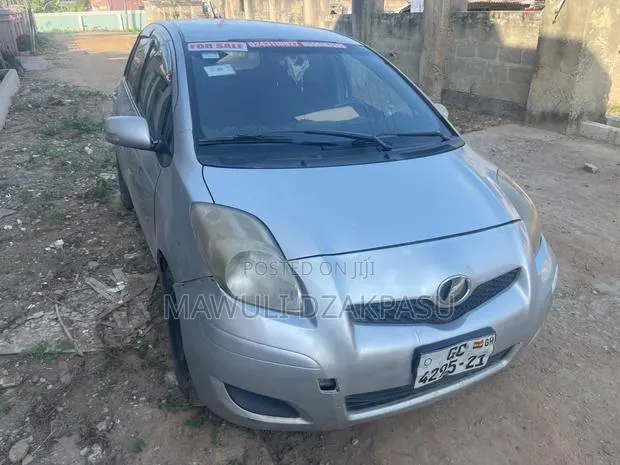 Toyota Vitz 2009 Silver · Photo 1