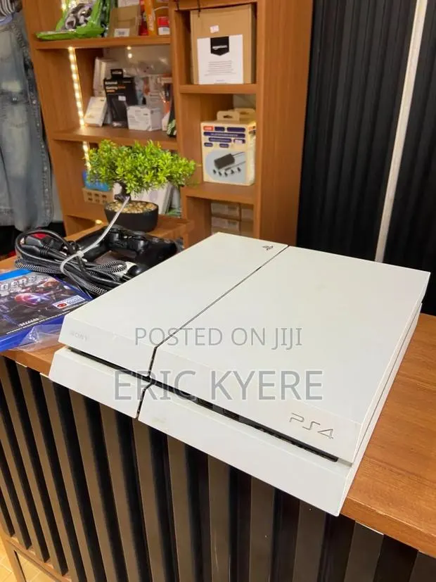 Sony PlayStation 4 (PS4) Glacier White Console · Photo 1