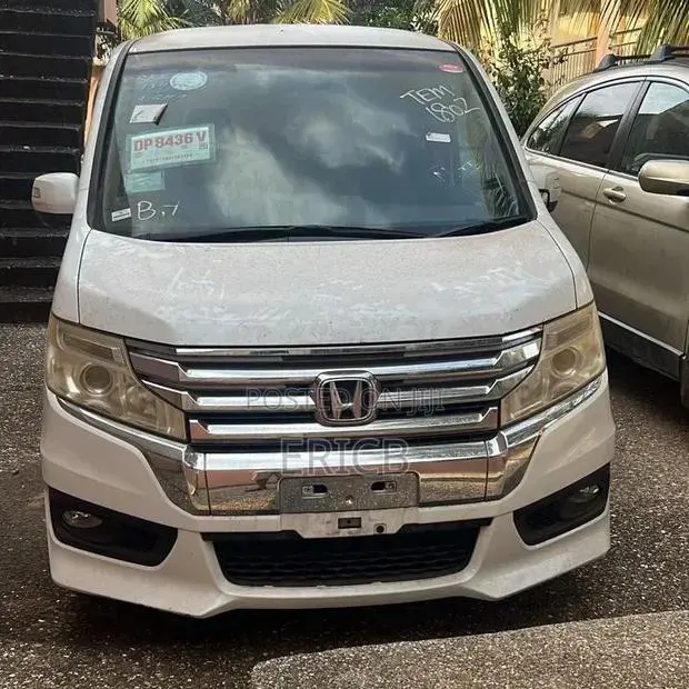 Honda Stepwgn 2013 White · Photo 1