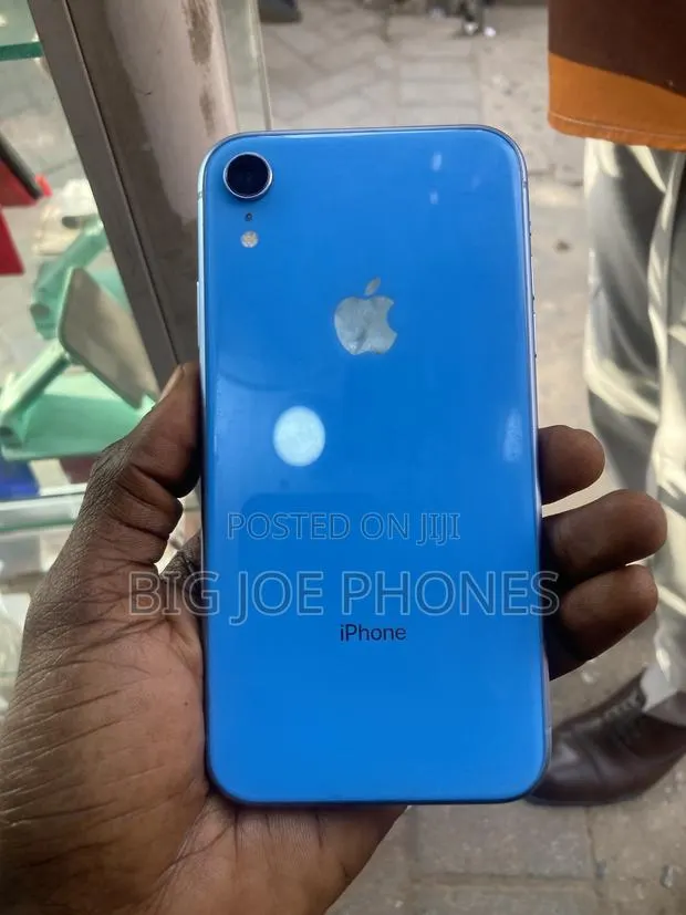 Apple iPhone XR 64 GB Blue · Photo 1
