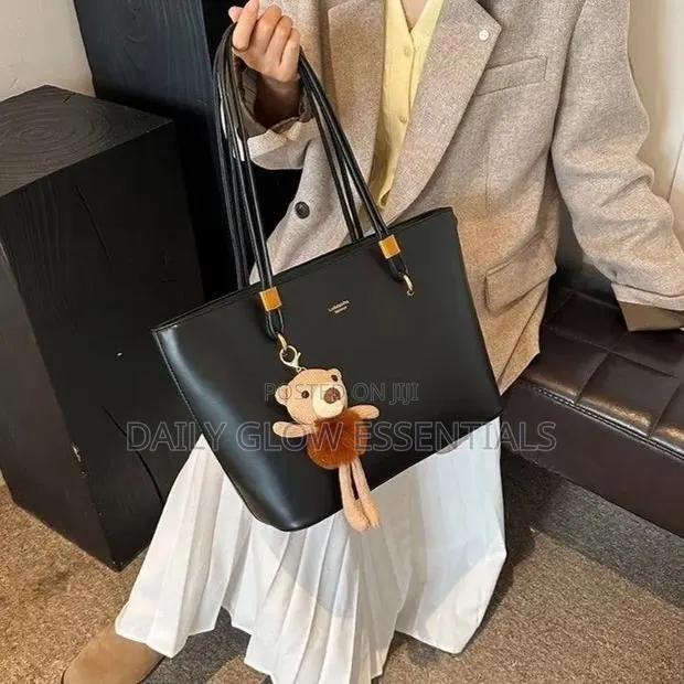 Women’s Black Tote Handbag With Teddy Bear Charm – Stylish & Spacious · Photo 1