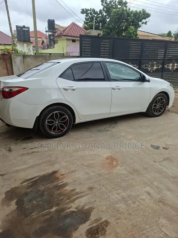 Toyota Corolla 2014 White · Photo 1