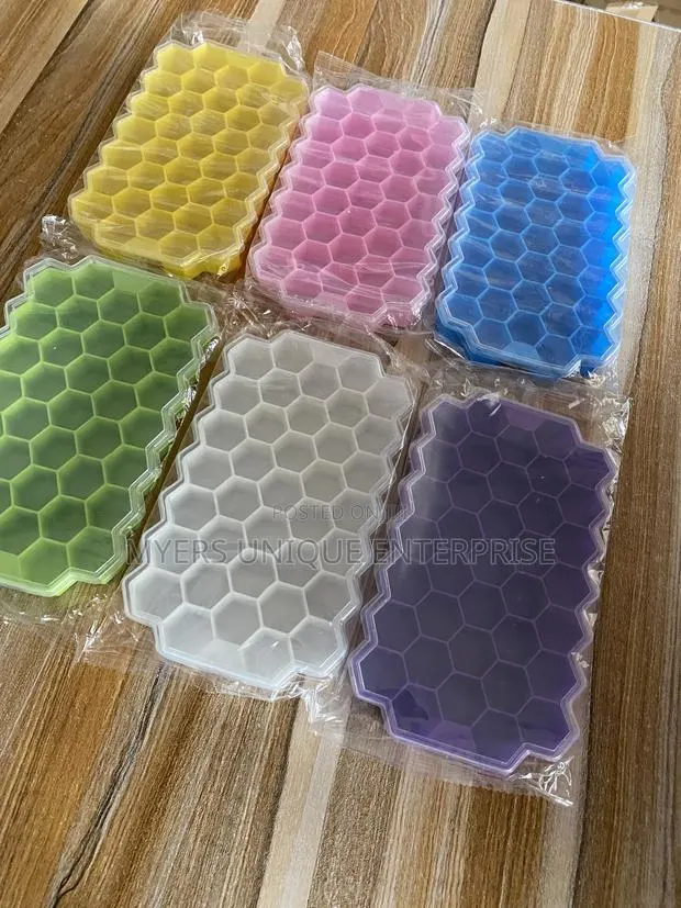 Easy Release Ice Cube Tray With Lid · Photo 1